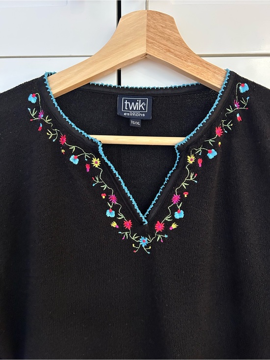 Simons Tops - Twik Black with Flower 🌺 Embroidery and Split Bell Cuffs